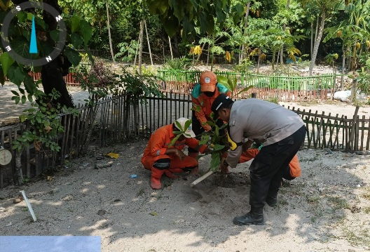 Polsek Kepulauan Seribu Selatan dan Warga Tanam Pohon di Pulau Tidung dan Pulau Untung Jawa untuk Reduksi Polusi Udara