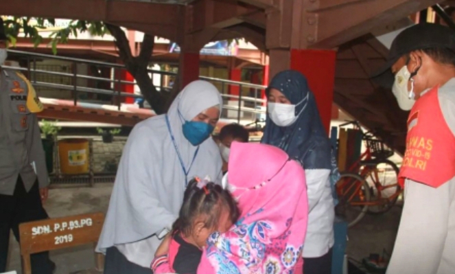 Polsek Kepulauan Seribu Utara Gelar Suntik Vaksin Dosis Dua Anak Usia 6-11 Tahun Di Pulau Panggang