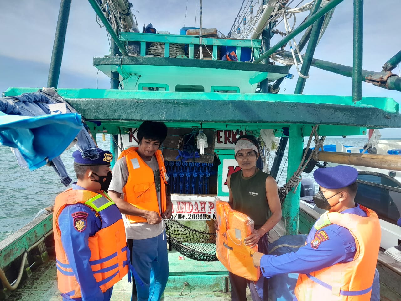 Berikan Bantuan Life Jacket Saat Patroli, Sat Polair Polres Kepulauan Seribu Imbau Nelayan Taati Prosedur Keselamatan Berlayar
