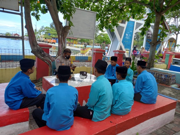 Berikan Motivasi, Bhabinkamtibmas Polsek Kepulauan Seribu Utara Laksanakan Police Goes To School
