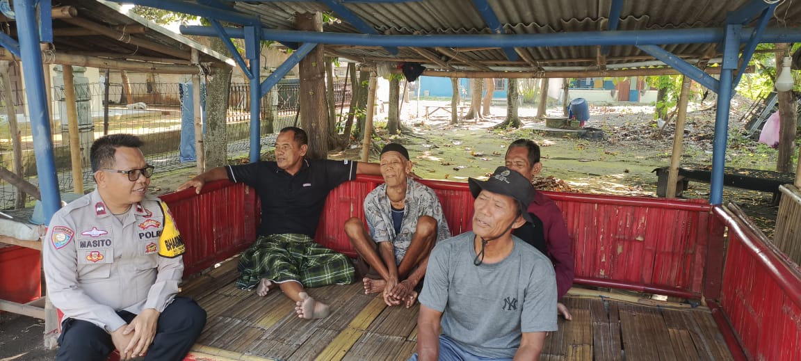 Bhabinkamtibmas Pulau Untung Jawa Membangun Silaturahmi dengan Masyarakat Melalui Sambang