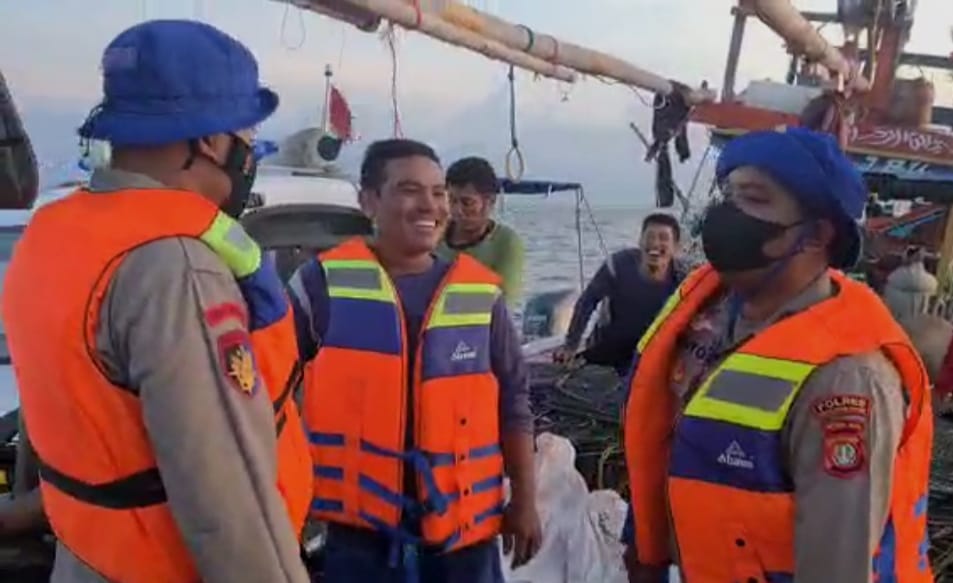 Serap Aspirasi, Sat Polair Polres Kepulauan Seribu Lakukan Patroli Dialogis Dengan Nelayan