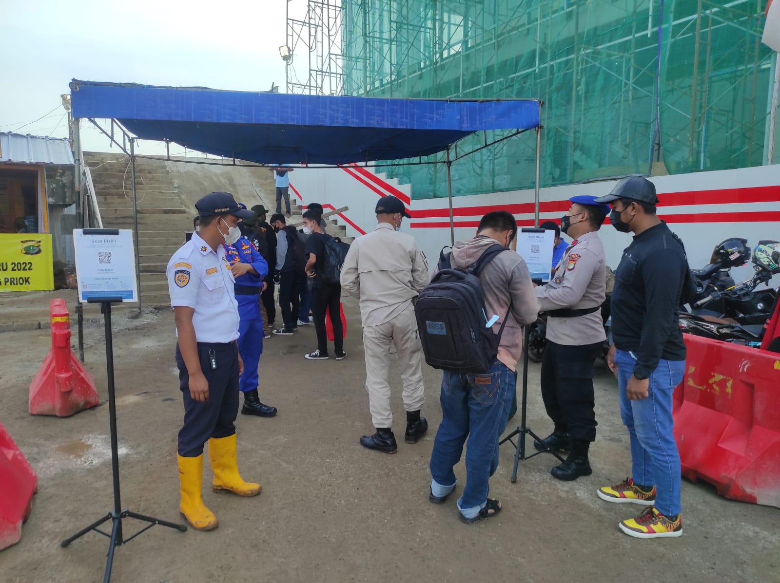 Personel Pengawasan ProKes Polres Kep Seribu di Pelabuhan Kaliadem Wajibkan 128 Penumpang Kapal Ke Pulau Sudah Suntik Vaksin