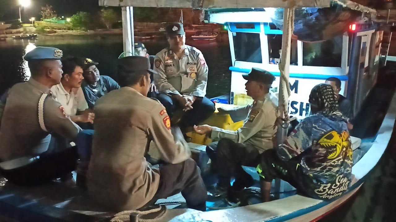 Polsek Kepulauan Seribu Utara Gelar Patroli Malam Dialogis di Atas Perahu Nelayan: Ajak Warga Sukseskan Pemilu 2024
