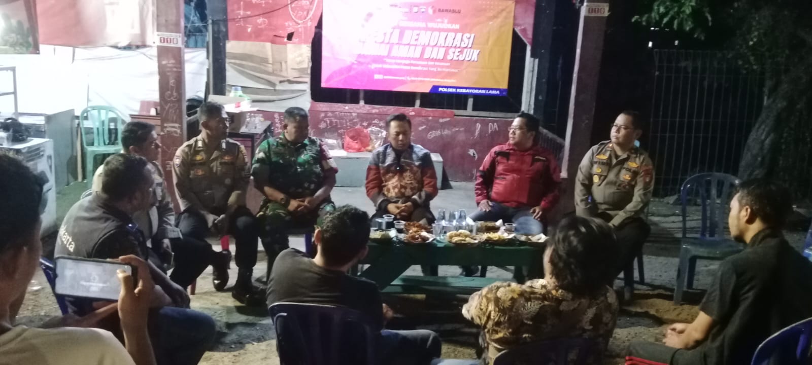 Polres Jaksel Cangkrukan Bareng Warga Jamin Keamanan Jelang Nataru