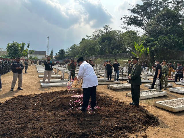 Prabowo Beri Penghormatan Terakhir kepada Mayjen TNI (Purn) Mulclis Anwar di Magelang