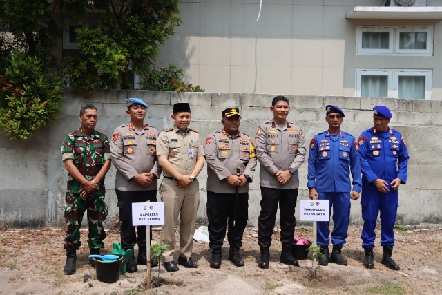 Kapolres Kepulauan Seribu Dampingi Wakapolda Metro Jaya  dalam Kegiatan Sambang Nusa Presisi di Pulau Pramuka