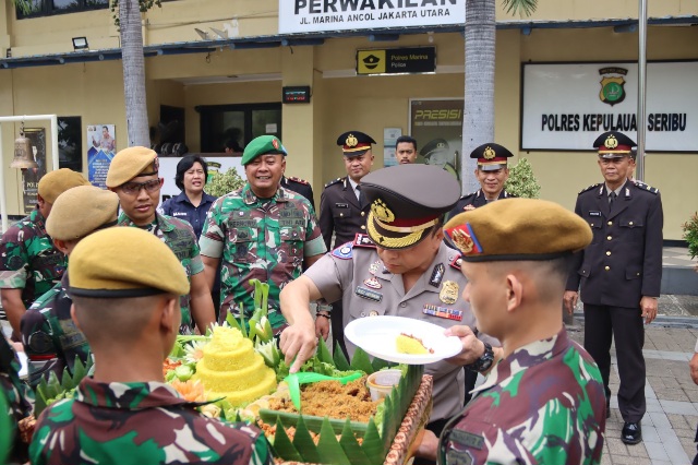 Polres Kepulauan Seribu Mendapat Kejutan Ulang Tahun dari Dandim 0502 Jakarta Utara dan Komandan Batalyon Arhanud 6/Rangkok