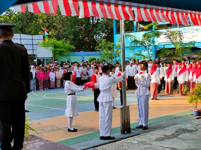 Upacara HUT RI ke-80 di SMPN 285 Pulau Untung Jawa Berlangsung Khidmat