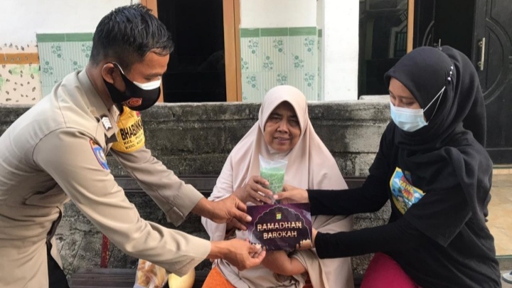 Ramadhan Barokah, Polres Kep Seribu & Jajaran Bagikan Takjil Buka Puasa Ke Warga 8 Pulau