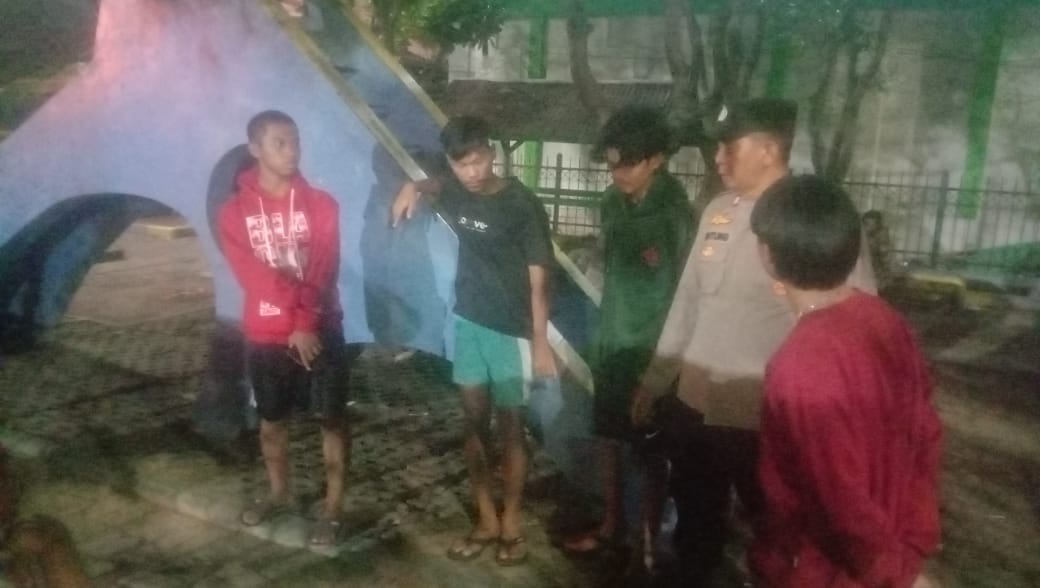 Polsek Kepulauan Seribu Utara Gelar Patroli Malam Dialogis untuk Mengatasi Kenakalan Remaja di Pulau Kelapa