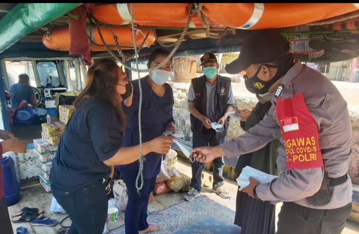 8 Warga Pulau Pemukiman Dapat 2.100 Masker Medis Gratis Dari Polres Kep Seribu