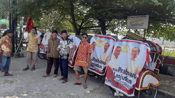 Tukang Becak di Solo Konvoi Suarakan Dukungan untuk Prabowo