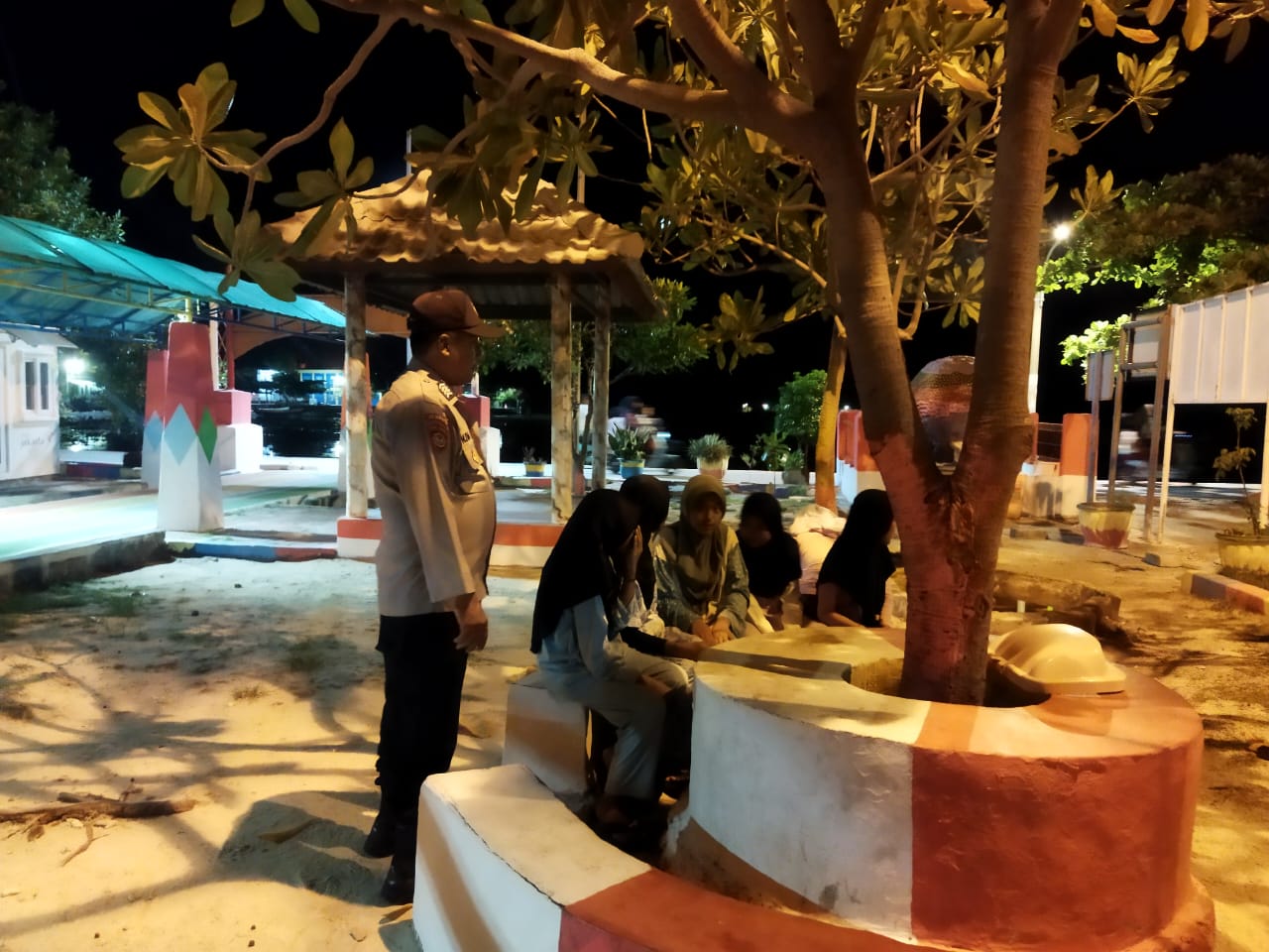 Patroli Malam Dialogis Polsek Kepulauan Seribu Utara Himbau Remaja Jauhi Tawuran dan Waspada Hoax Menjelang Pemilu 2024