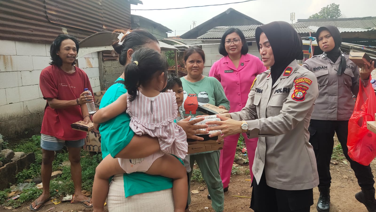 Bakti sosial Polres Metro Jakarta Timur Bersama Bhayangkari di Wilayah Slum Area