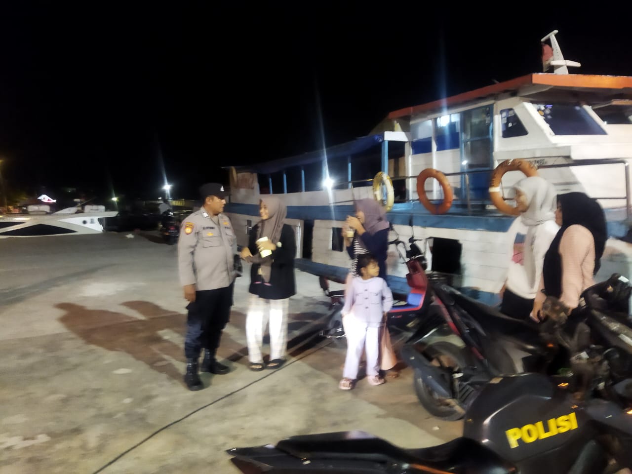 Polsek Kepulauan Seribu Utara Terapkan Patroli Malam Rutin di Pulau Kelapa untuk Cegah Kenakalan Remaja dan Kampanye Anti-Hoax