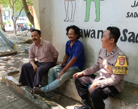 Bhabinkamtibmas Pulau Kelapa Sosialisasikan Layanan Call Center 110, Ajak Warga Dukung Program Jaga Jakarta
