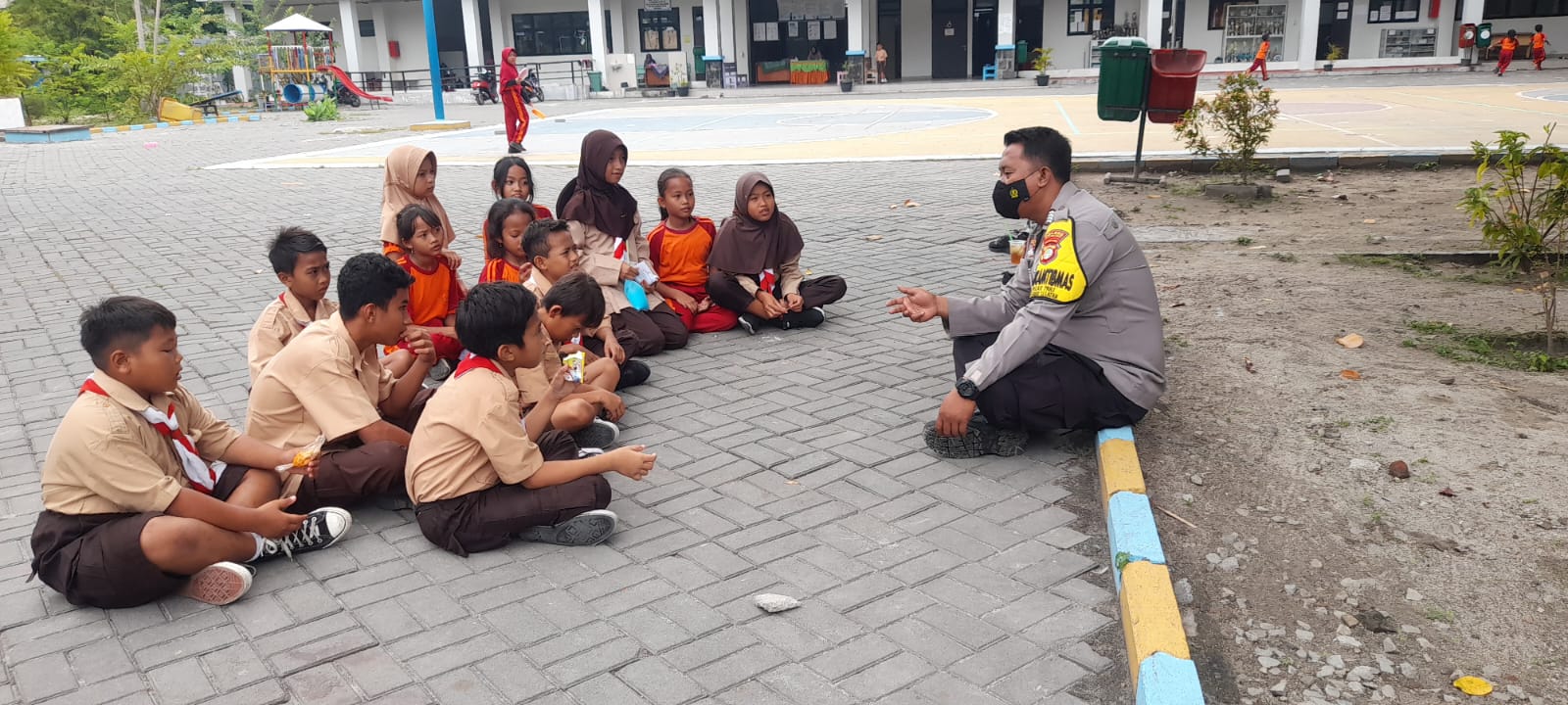 Polisi Sahabat Anak Polres Kepulauan Seribu Temui Anak-anak SD
