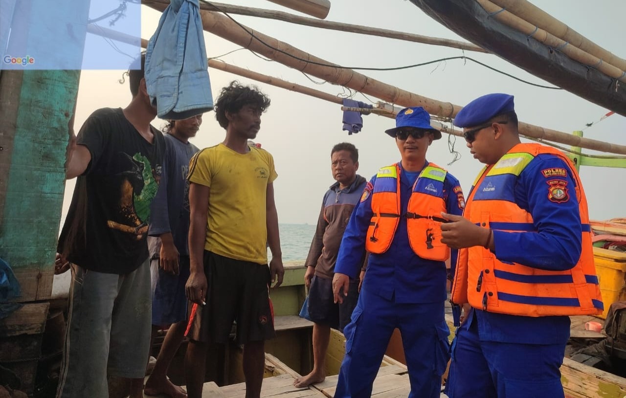 Team Patroli Satpolair Polres Kepulauan Seribu Himbau Keselamatan Nelayan di Perairan Pulau Lancang