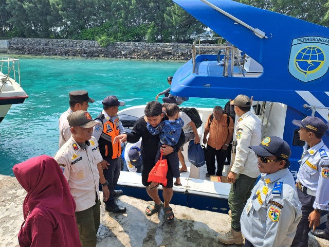 Polsek Kepulauan Seribu Selatan Amankan Kedatangan Kapal Penumpang dan Cegah Miras serta Narkoba di Pulau Pari