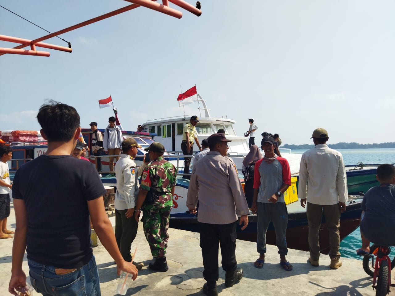 Operasi Bersama Polsek Kepulauan Seribu, TNI, dan Satpol PP Amankan Dermaga di Pulau Kelapa dan Harapan