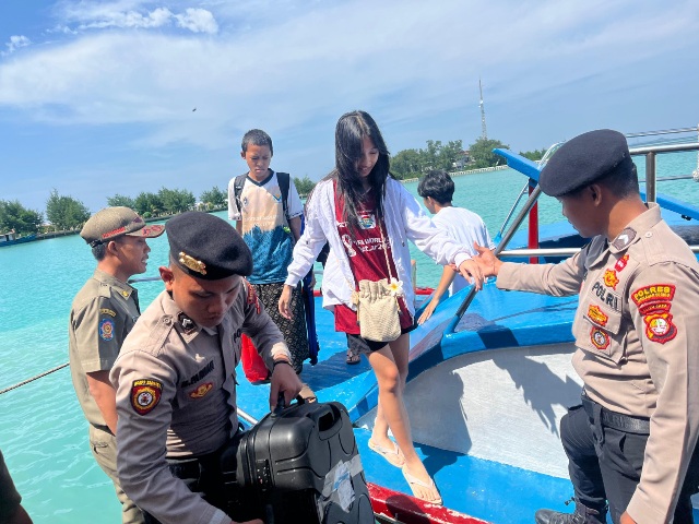 Cegah Premanisme, Bhabinkamtibmas Pulau Panggang Sambang Tokoh Masyarakat dan Himbau Warga Jauhi Judi Online