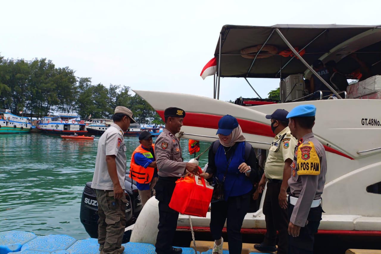 Pospam Ops Ketupat Jaya 2024 Pantau Arus Mudik Warga Kepulauan Seribu: Polisi Humanis Bantu Penumpang Turun dari Kapal