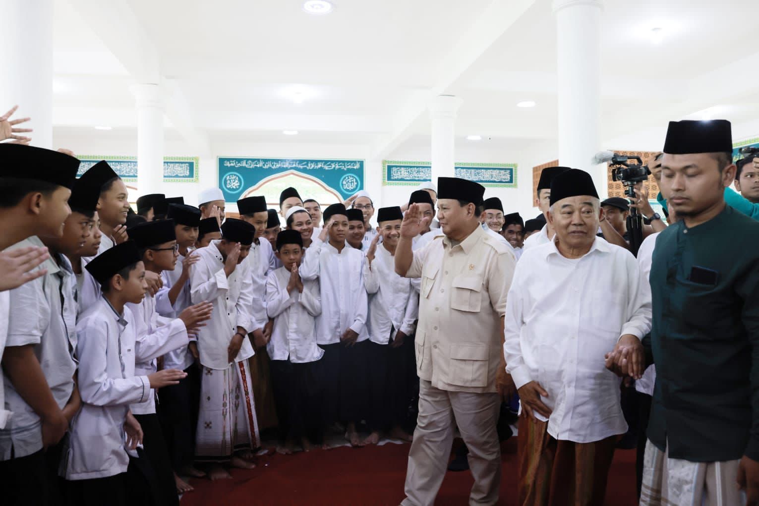 Prabowo Berkunjung ke Ponpes Amanatul Ummah, Santri: Hidup Pak Prabowo!
