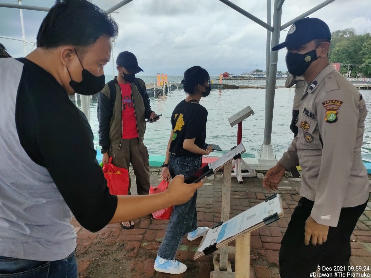 4 Penumpang Kapal Tiba di Wilayah Kep Seribu Utara Diwajibkan Taat ProKes dan Scan Barcode Peduli Lindungi