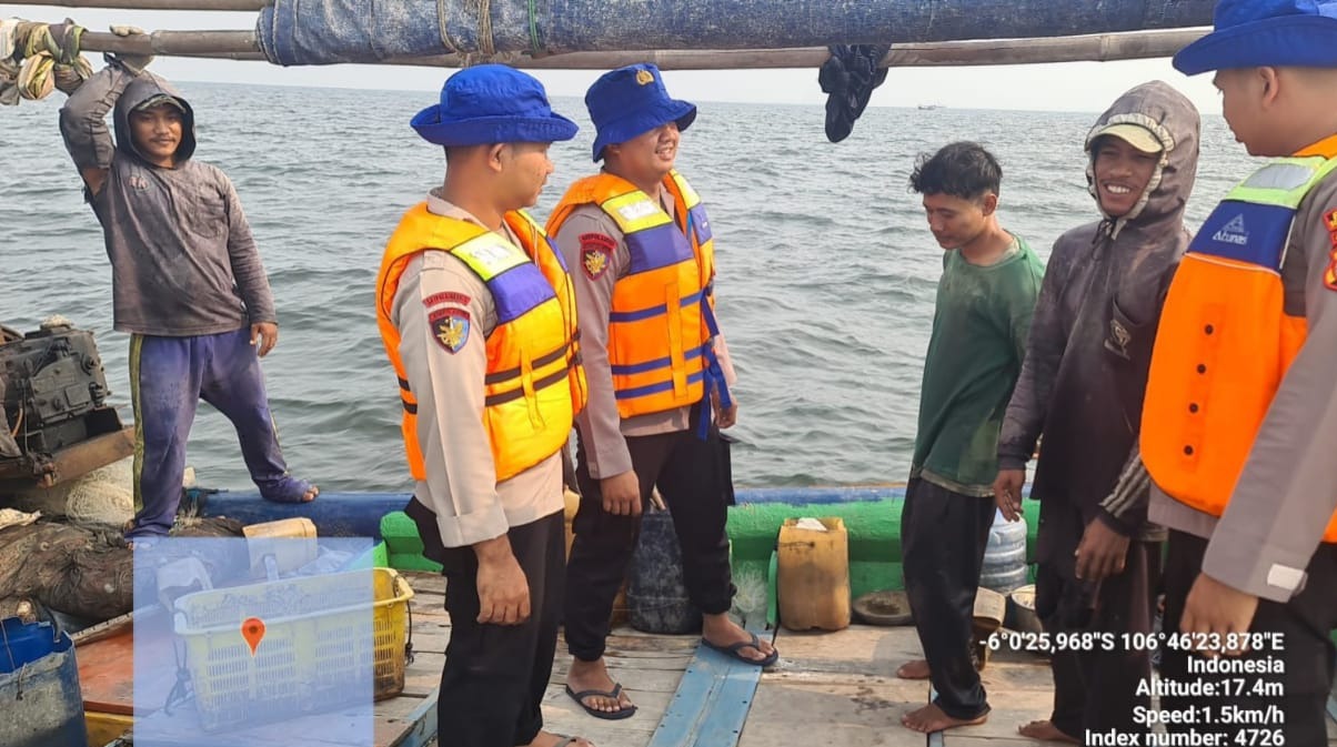 Team Patroli Satpolair Polres Kepulauan Seribu Tinjau dan Himbau Keselamatan Nelayan di Perairan Pulau Damar