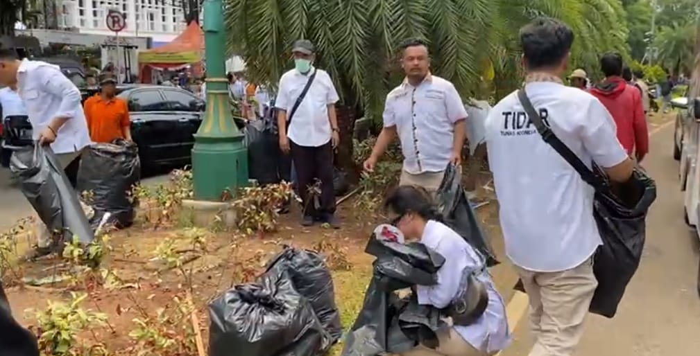 Relawan Prabowo-Gibran dan TIDAR Turun Bebersih, 30 Menit Pasca Pendaftaran Jalan Bersih dan Lalin Lancar
