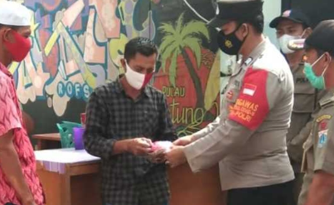 Saat Bagikan 1.200 Masker Ke Warga, Polres Kep Seribu Sampaikan Himbauan ProKes