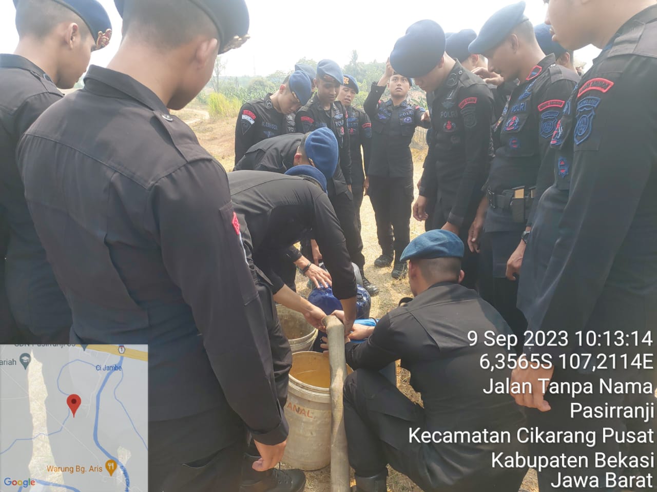 Kemarau Panjang, Batalyon D Pelopor Satbrimob Polda Metro Jaya Salurkan Air Bersih ke Kampung Busuk, Ds.Pasir Ranji, Kec. Cikarang, Kab. Bekasi