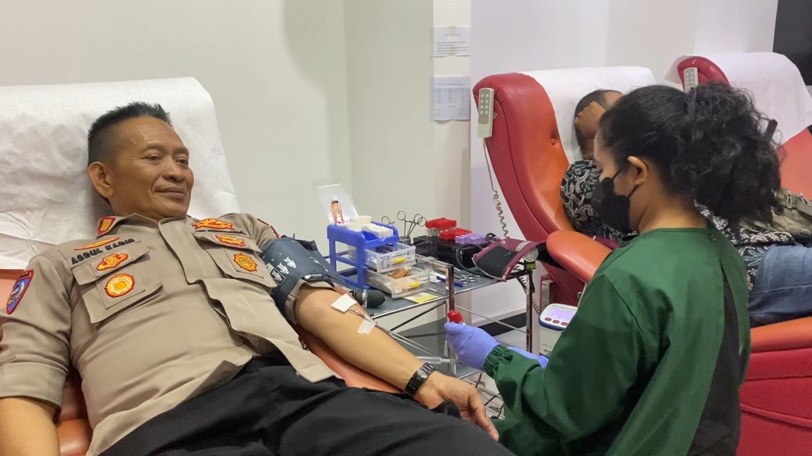Kapolres Kepulauan Seribu Pimpin Kegiatan Donor Darah dalam Rangka HUT Ke-72 Humas Polri Tahun 2023.