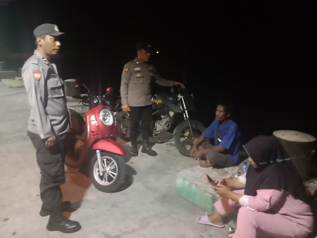Patroli Malam Polsek Kepulauan Seribu Utara Himbau Warga Waspada Hoax di Pulau Kelapa