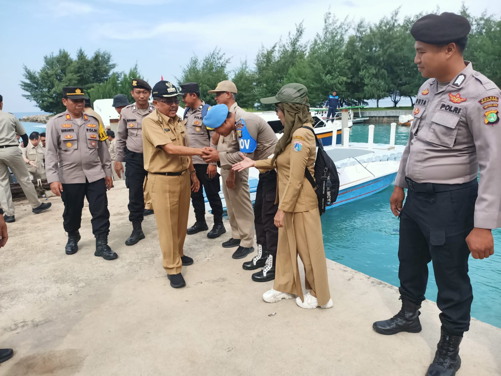 AKP Sugianto, Kapolsek Kepulauan Selatan, Polres Kepulauan Seribu, Hadiri Penanaman Bibit Pohon Sukun untuk Ketahanan Pangan di Pulau Tidung Kecil