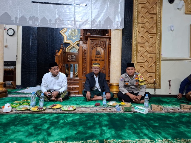 Bhabinkamtibmas Pulau Tidung Hadiri Doa Bersama dalam Peringatan Maulid Nabi Muhammad SAW 1446 H di Masjid Agung Nurul Huda