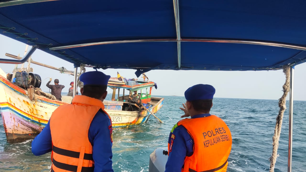 Patroli Laut Dialogis, Satpolairud Polres Kepulauan Seribu Ingatkan Nelayan Tentang Ilegal Fishing