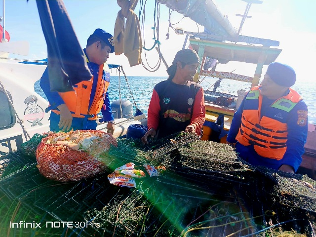 Team Patroli Satpolair Polres Kepulauan Seribu Gelar Patroli Laut Dialogis di Perairan Pulau Damar: Himbau Keselamatan Nelayan dan Sukseskan Pemilu 2024
