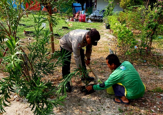 Polsek Kepulauan Seribu Utara Kolaborasi Warga Tanam Pohon untuk Kurangi Polusi Udara