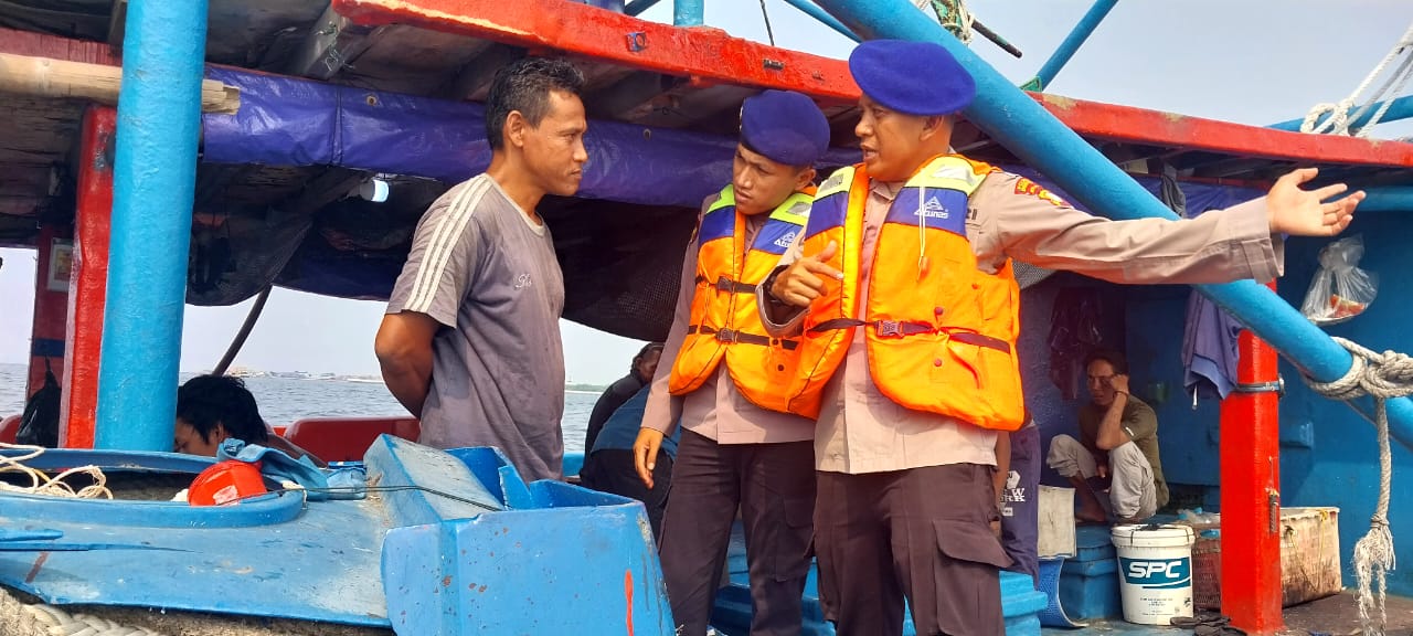 Patroli Perairan Sat Polairud Polres Kepulauan Seribu Meningkatkan Kesadaran Keselamatan Berlayar