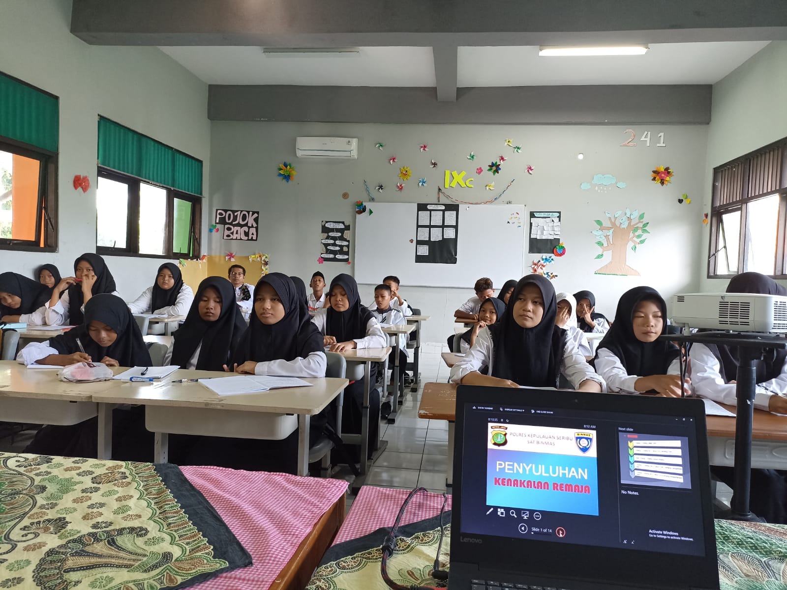 Bhabinkamtibmas Pulau Tidung Berikan Edukasi dan Penyuluhan tentang Kenakalan Remaja kepada Siswa/Siswi SMPN 241 Jakarta di Tahun Ajaran Baru