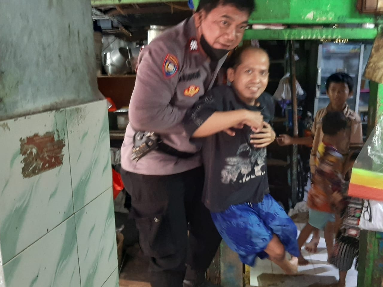 Momen Kemanusiaan di Jakarta Barat: Babinkamtibmas Polsek Metro Taman Sari Gendong Penyandang Cacat Menuju Puskesmas