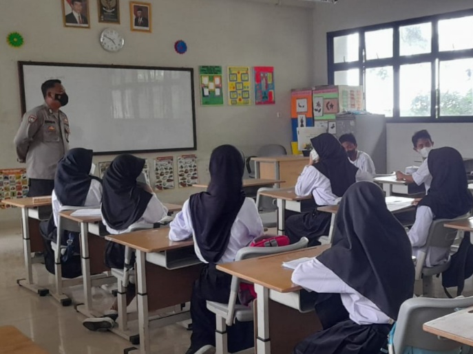 Isi Materi di Jam BK, Bhabinkamtibmas Polres Kepulauan Seribu Laksanakan Police Goes to School di SMPN Satu Atap Pulau Paru