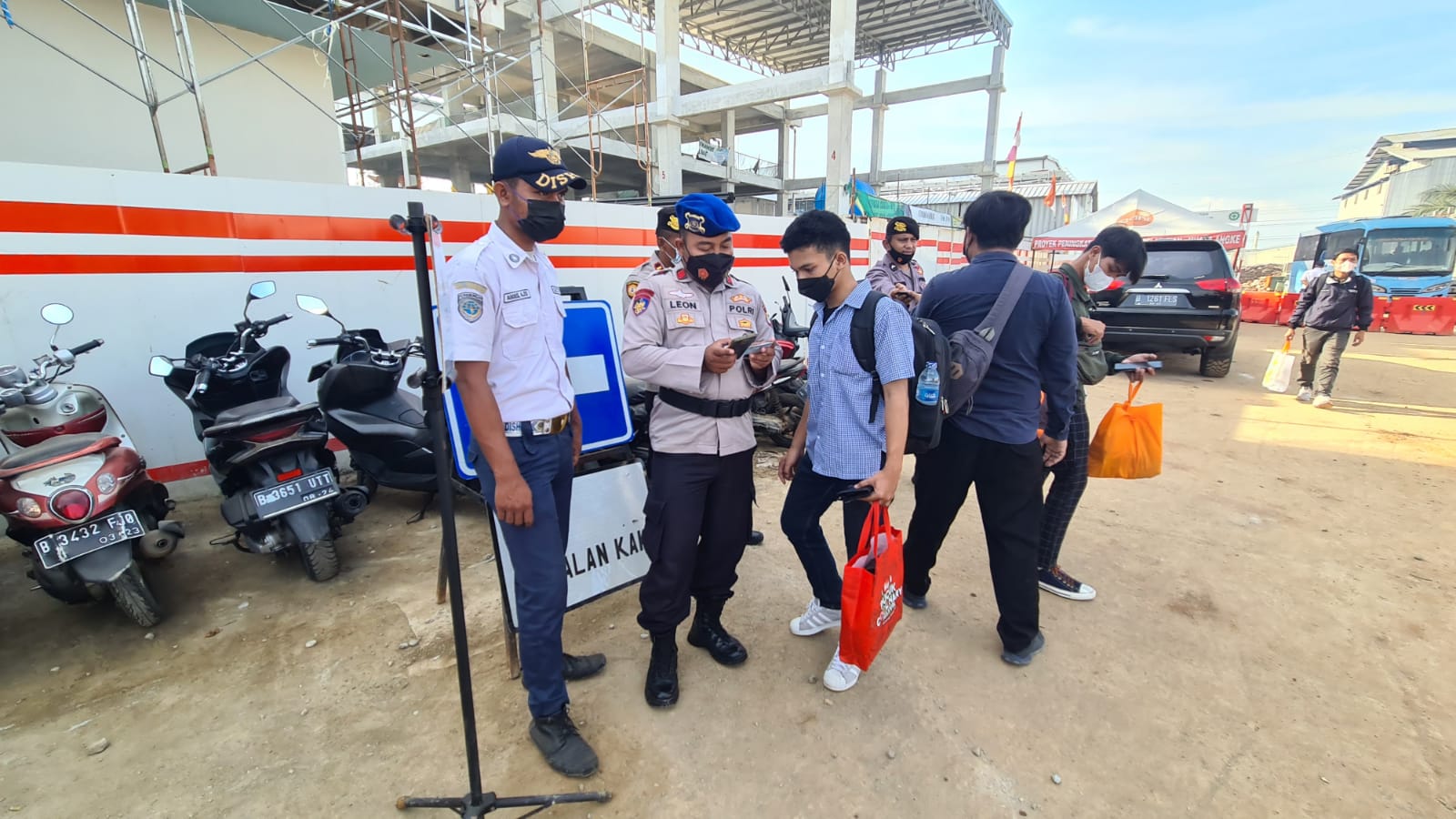 Pengawasan ProKes Personel Polres Kep Seribu Di Pelabuhan Kaliadem Muara Angke Wajibkan 158 Wisatawan Sudah Vaksin
