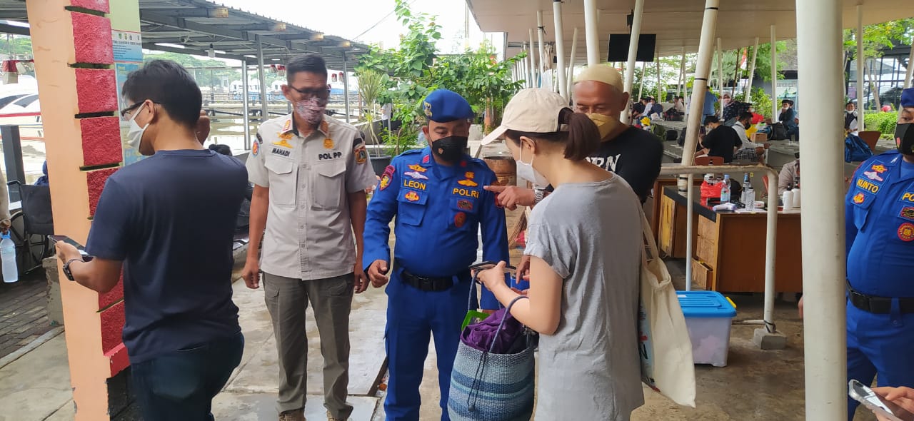 Polres Kep Seribu Giatkan Pengawasan ProKes 444 Wisatawan ke Pulau di Dermaga Marina Ancol