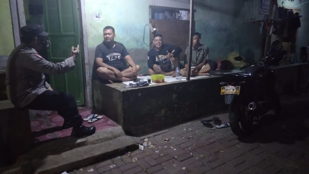 Sambang Malam, Kapolsubsektor Pulau Lancang Sambangi Tomas dan Masyarakat