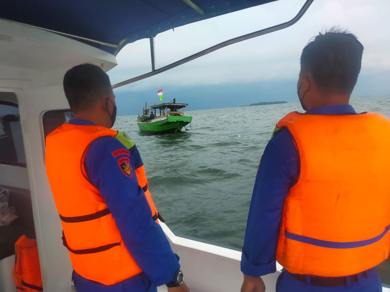 Sambil Patroli Perairan Sat Polairud Polres Kep Seribu Sambangi Warga Himbau ProKes dan Bagikan Masker