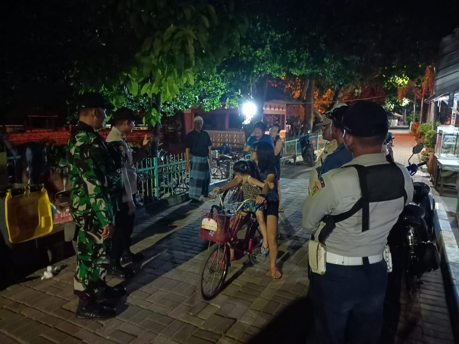 Patroli Malam Polsek Kepulauan Seribu dan TNI, Berikan Pengamanan kepada Wisatawan di Pulau Untung Jawa