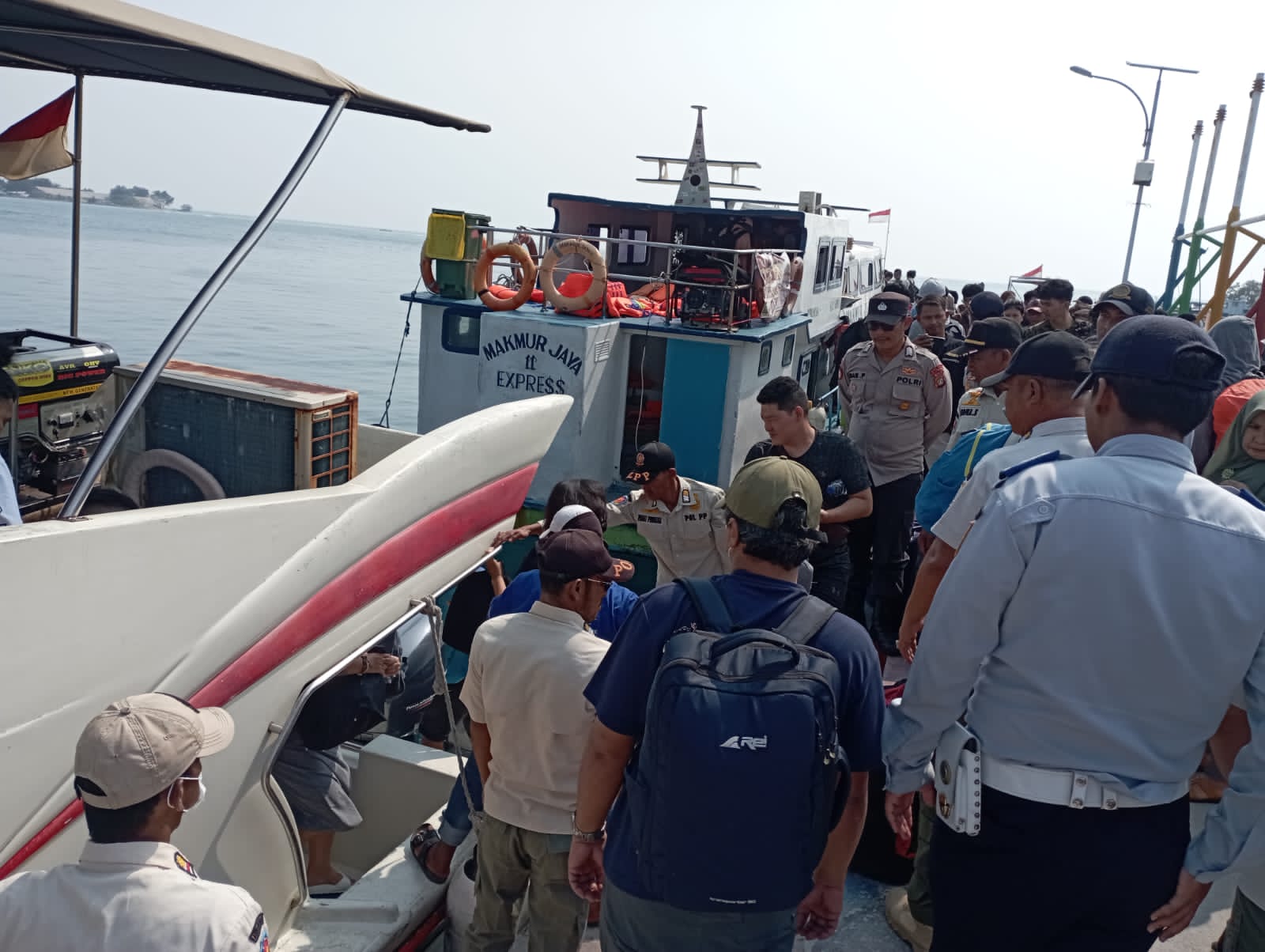 Polsek Kepulauan Seribu Utara Memastikan Keselamatan Penumpang saat Pengamanan Dermaga Pulau Pramuka
